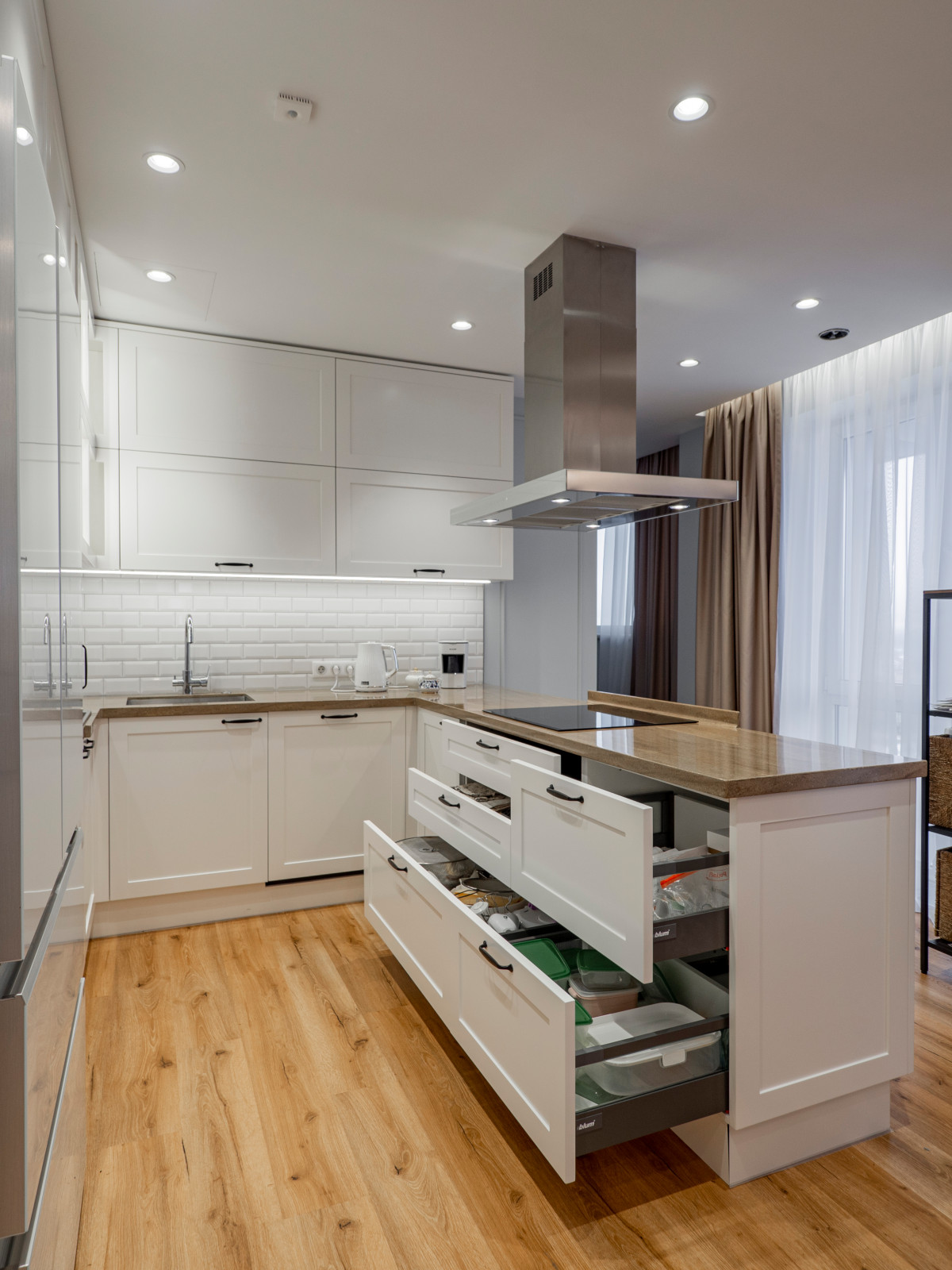 Стильная неоклассическая кухне в белом цвете