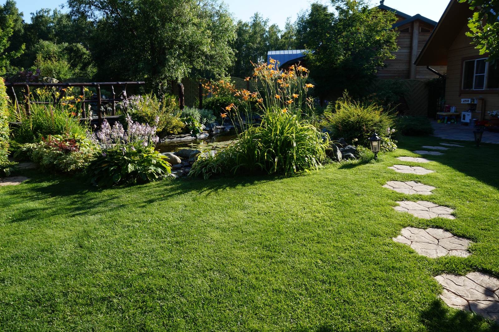 Сад с озером