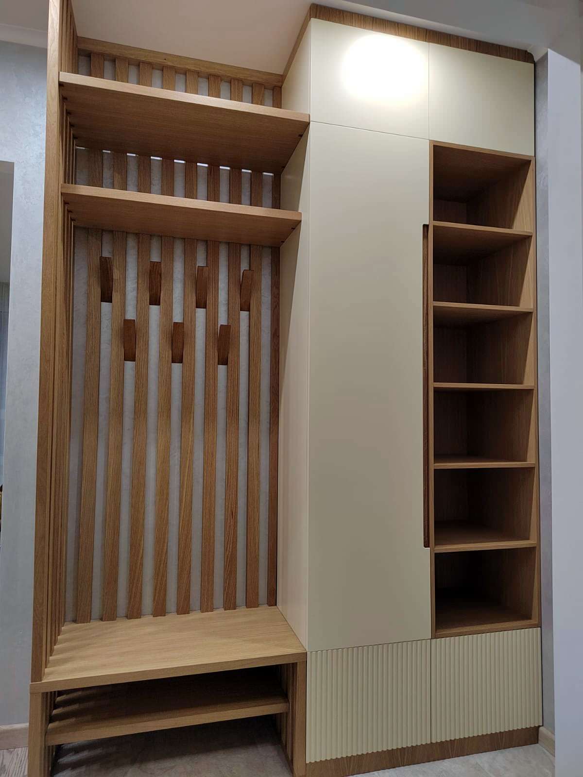 Прихожая в шпоне и эмали.