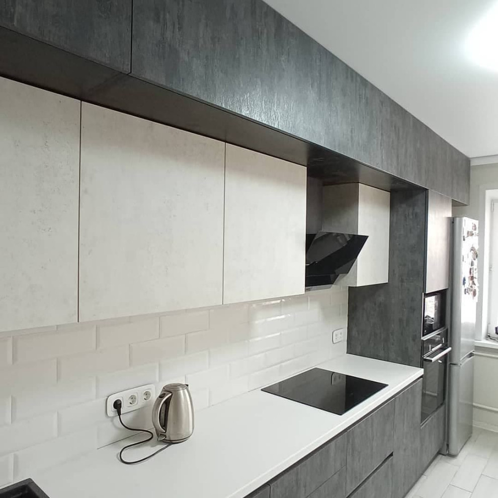 Широкая угловая черно-белая кухня с фасадами под камень