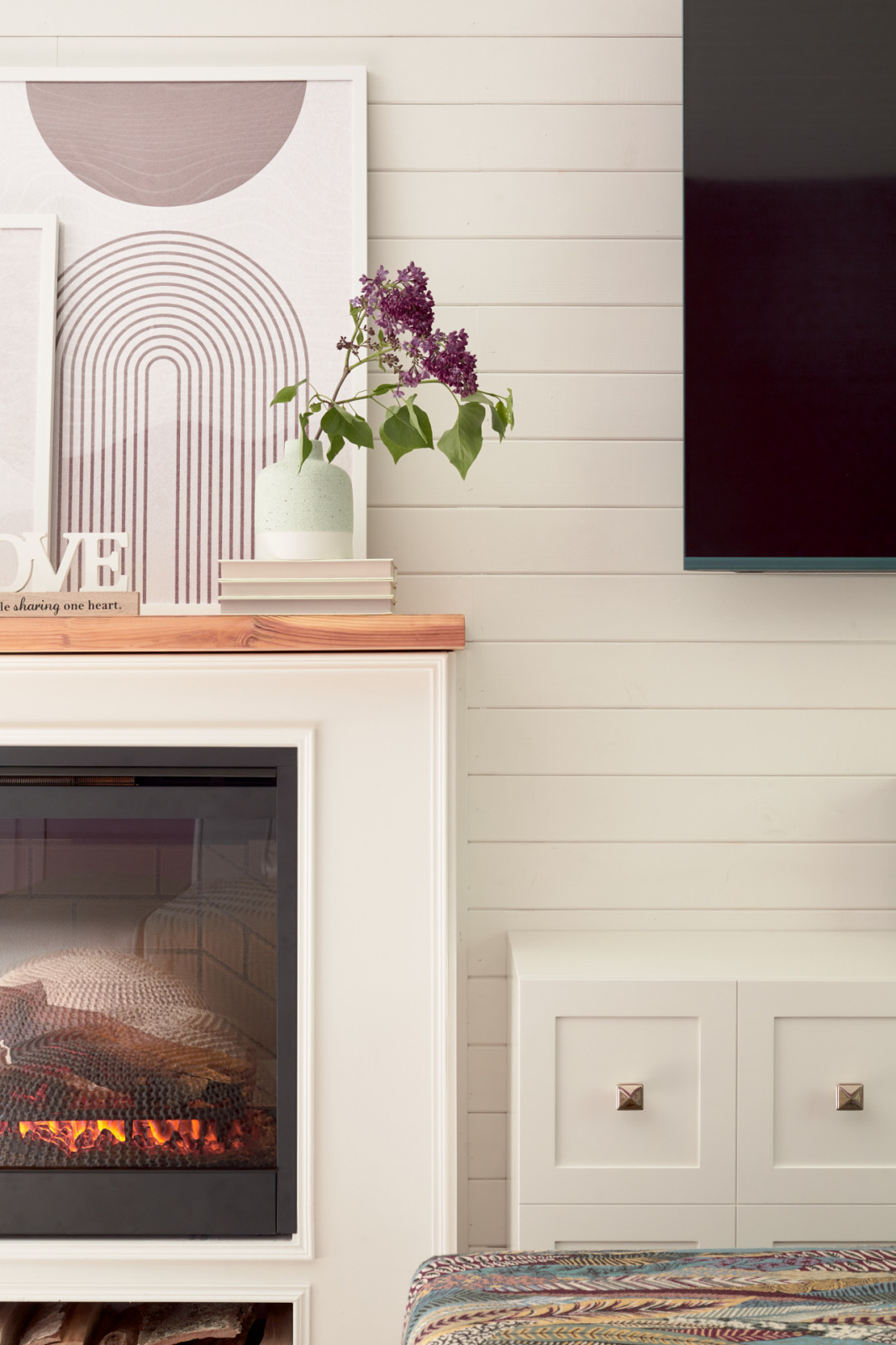 Фиолетовая гостиная-столовая