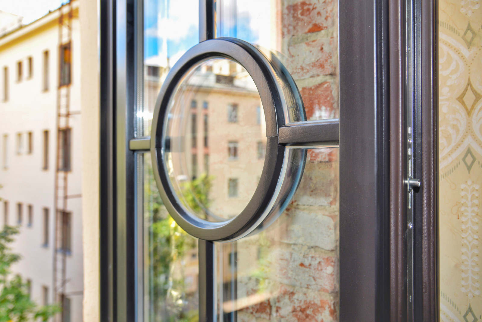Деревянные окна с дизайнерской раскладкой и пвх окна окрашенные в массе.