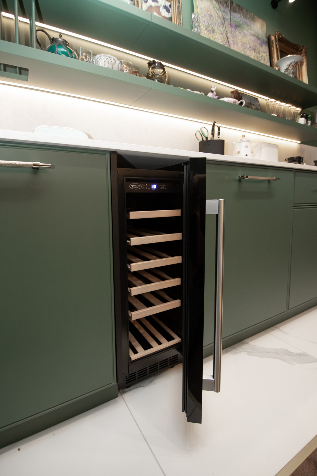 Стильная неоклассическая кухня в темно-изумрудном цвете