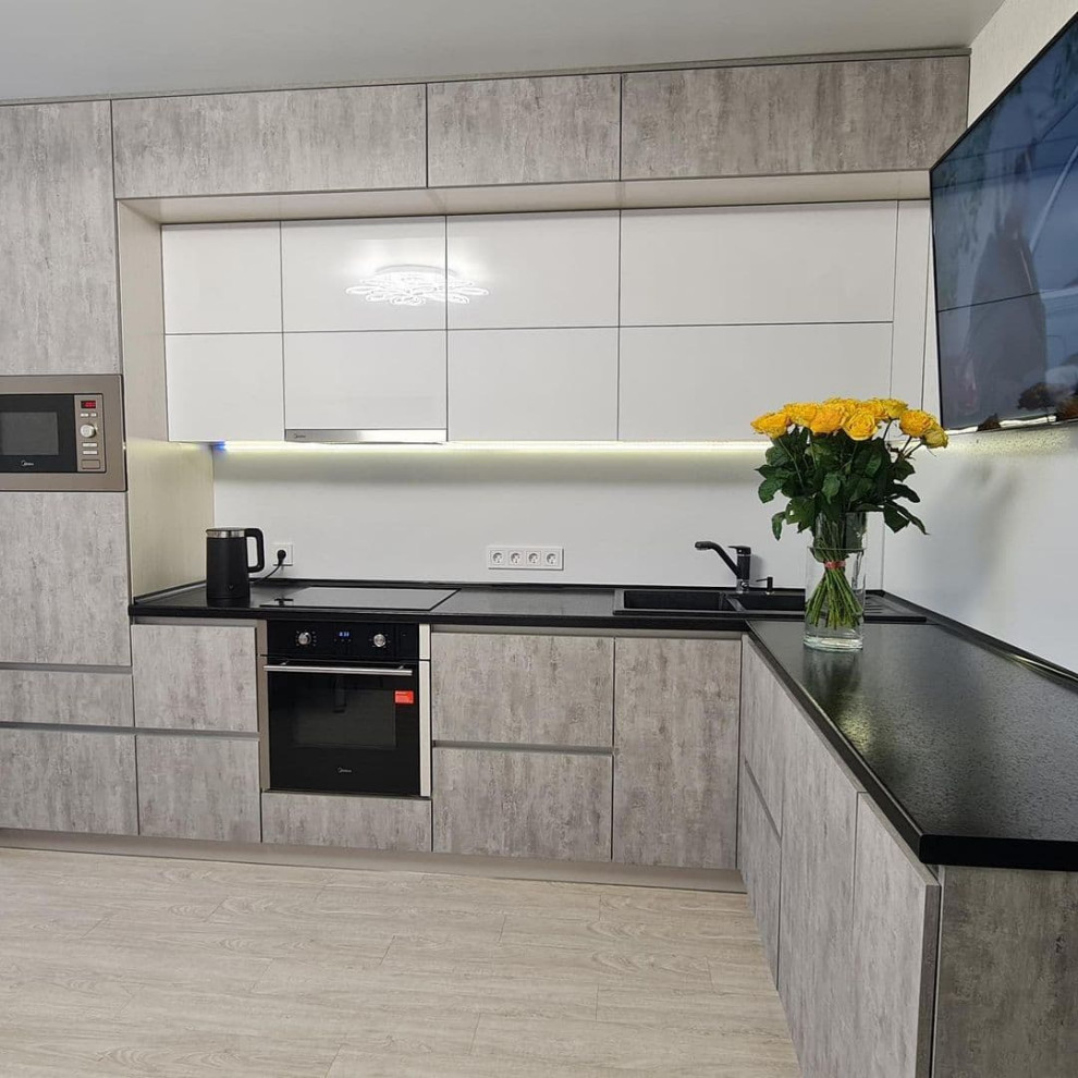Встроенная большая серо-белая кухня с глянцевыми фасадами
