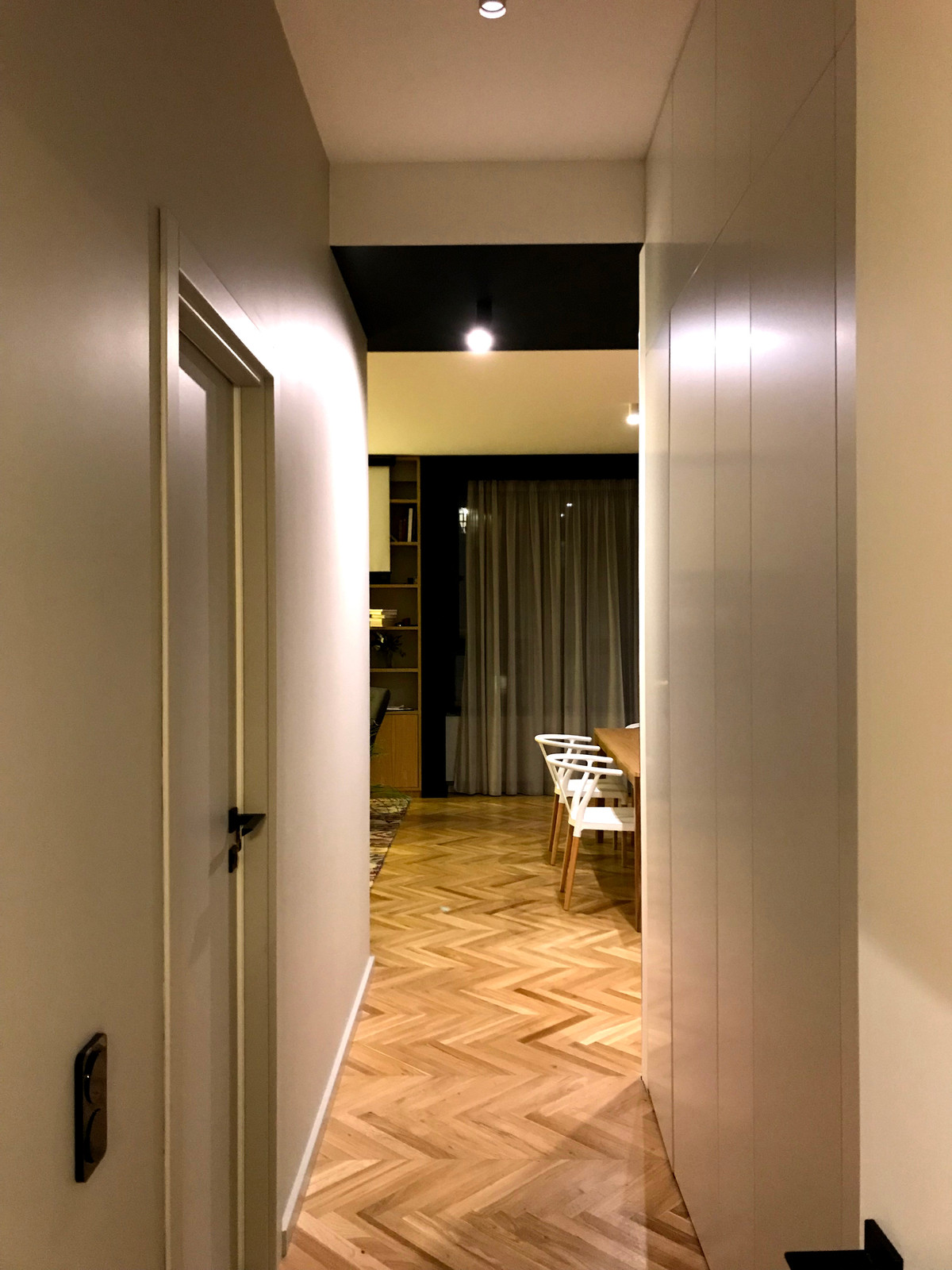 Черно-белая гамма и дуб