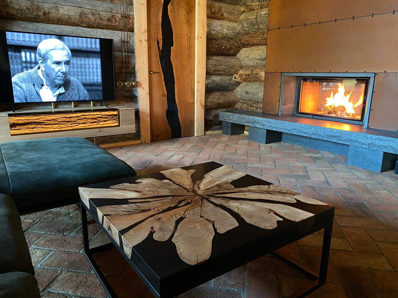 Журнальный стол из ореха