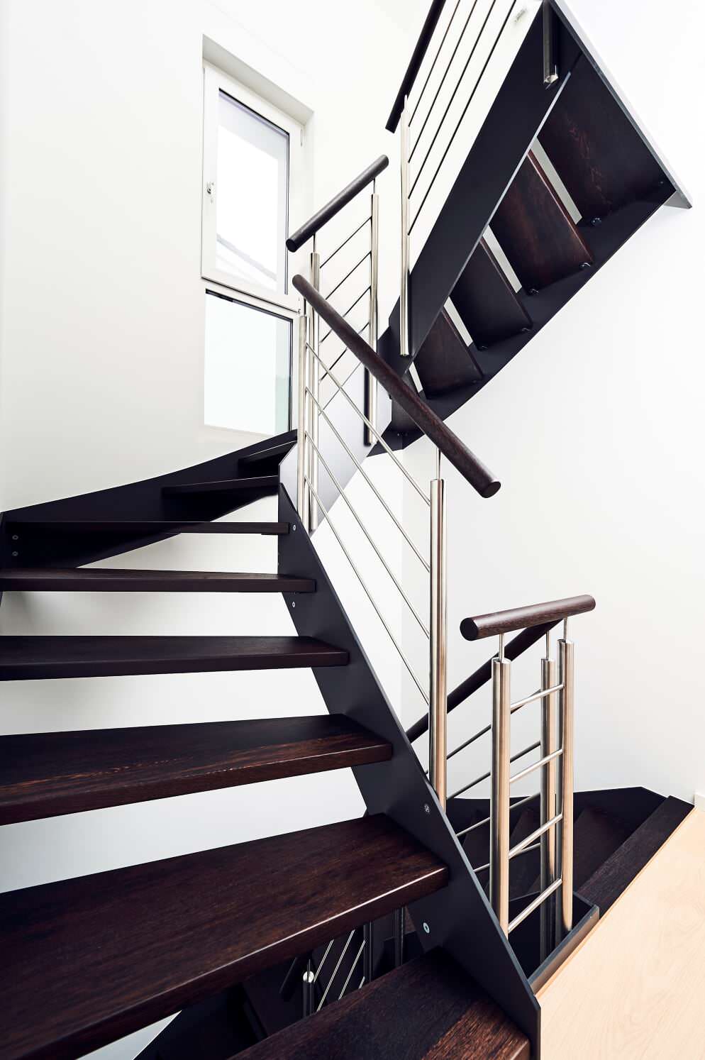 Консольная лестница в темных тонах