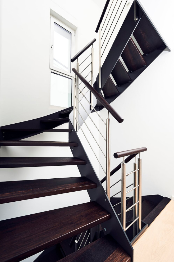 Консольная лестница в темных тонах