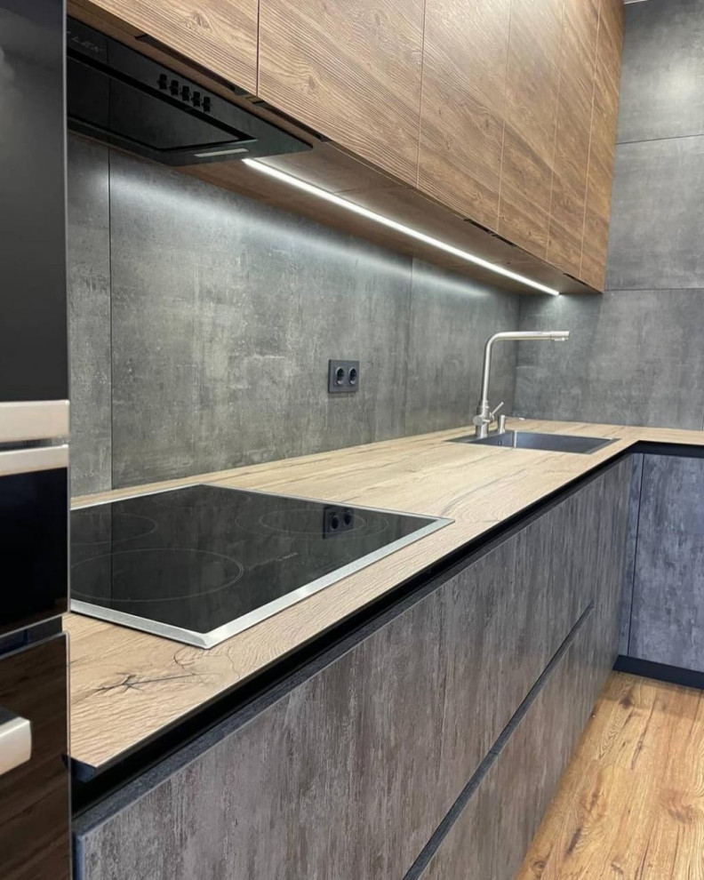 Большая угловая встроенная кухня в черном и коричневом цвете с витриной