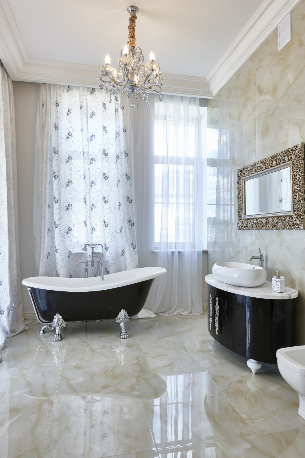 Черно-белая ванная комната