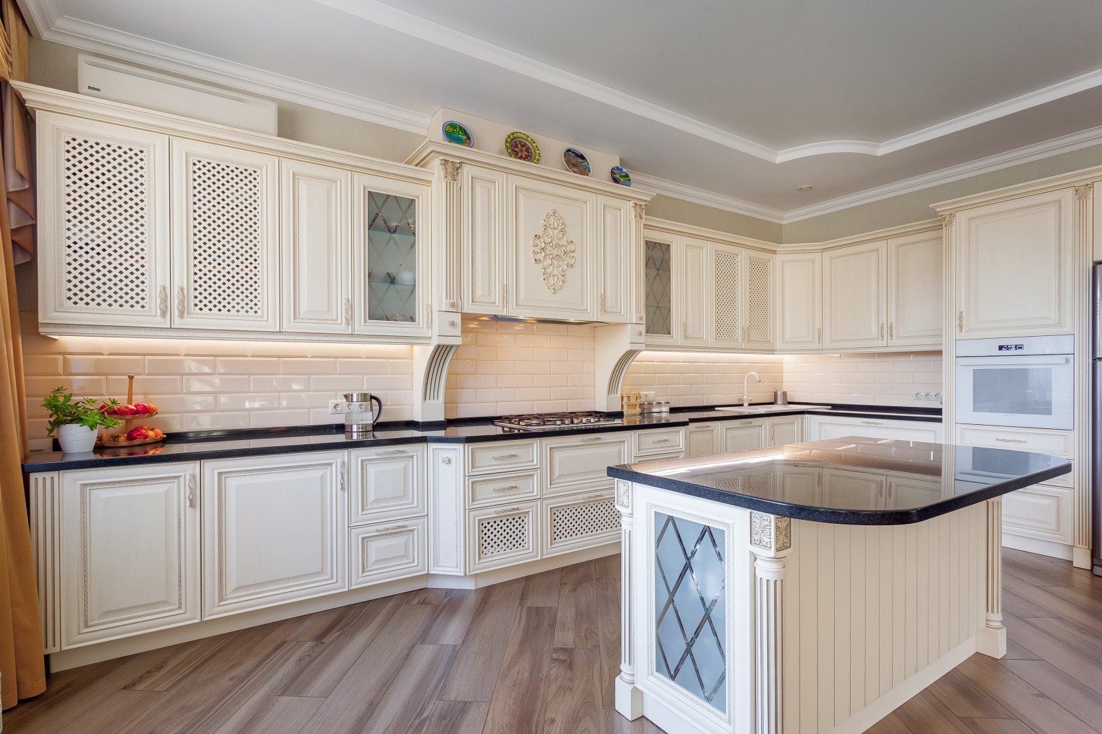 Кухня с порталом в частный дом г. Краснодар и массива ясеня