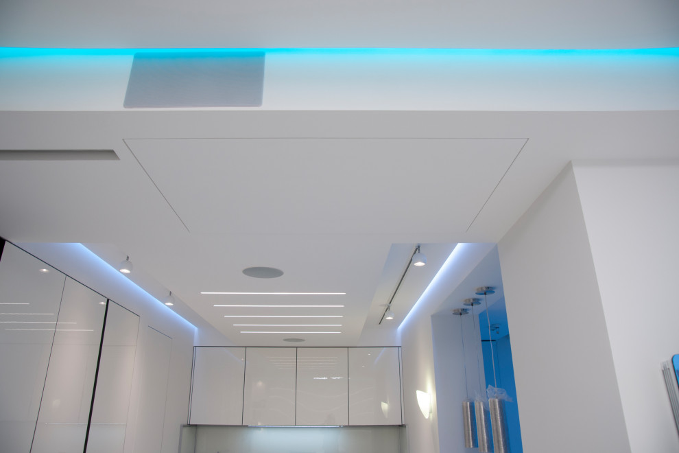 Акустика для прослушивания музыки на кухне; очертания ТВ-ниши