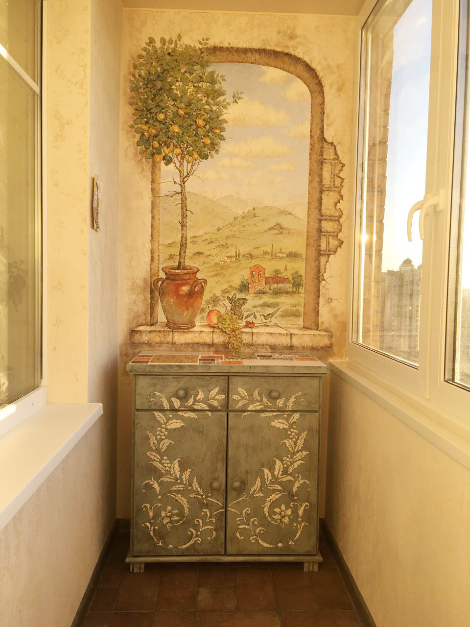 Псевдоокно на балконе и роспись тумбы