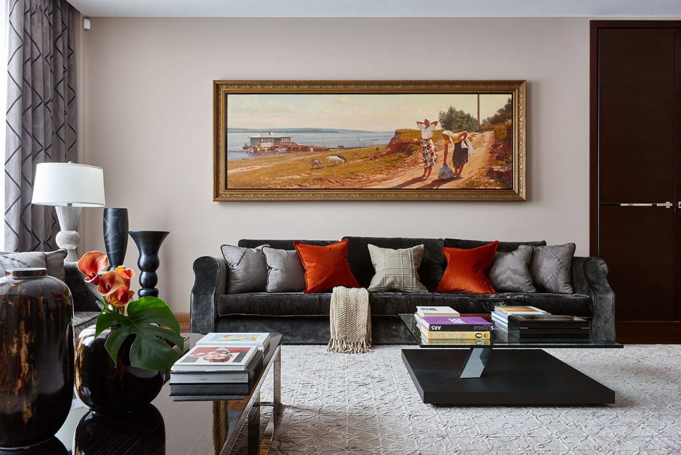 Фотоохота: Как повесить картину над диваном — 20 идей