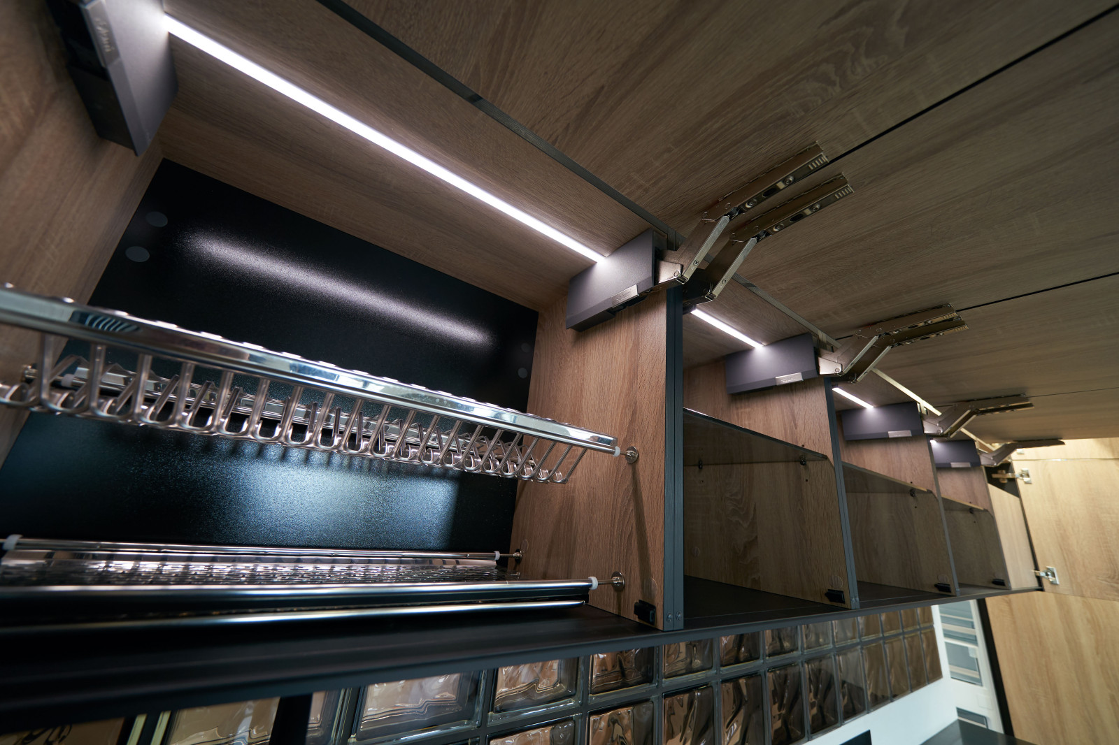 Кухня с зеркальными фасадами