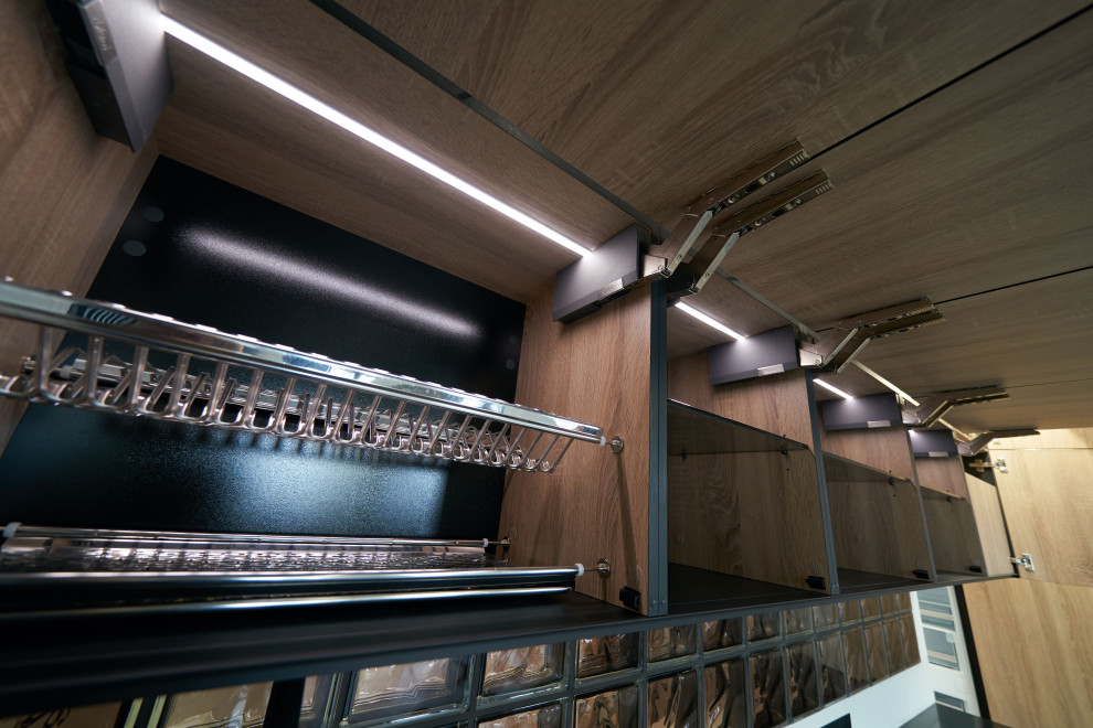 Кухня с зеркальными фасадами