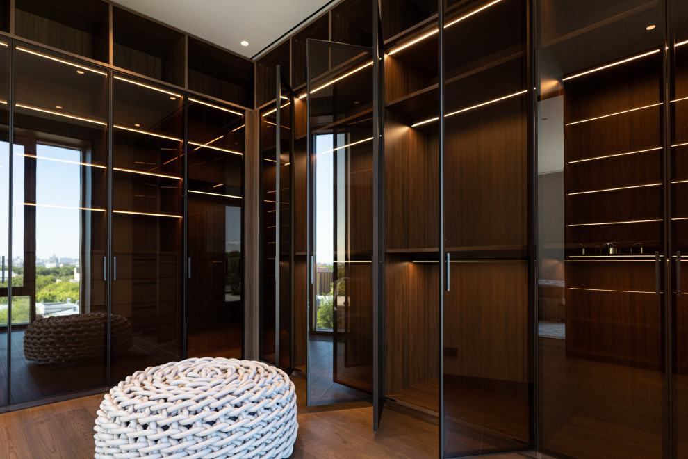 Гардеробная комната с распашными стеклянными RPE фасадами