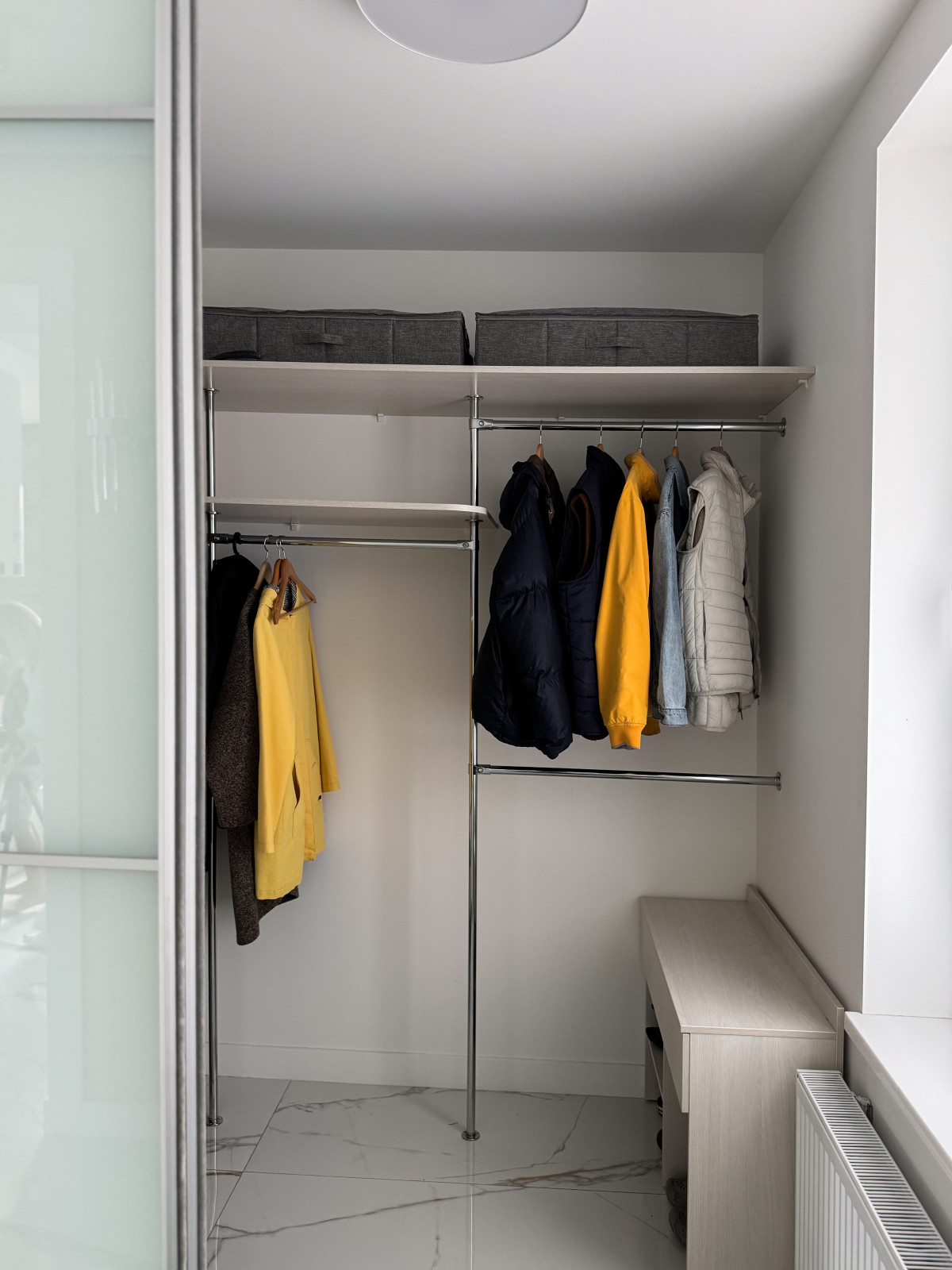 Гардеробная для верхней одежды и обуви на входе в дом