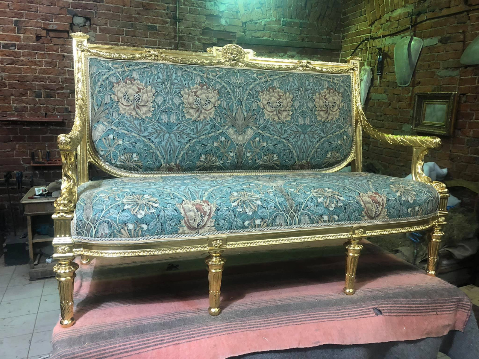 Реставрация дворцового дивана с дельфинами. XIX век