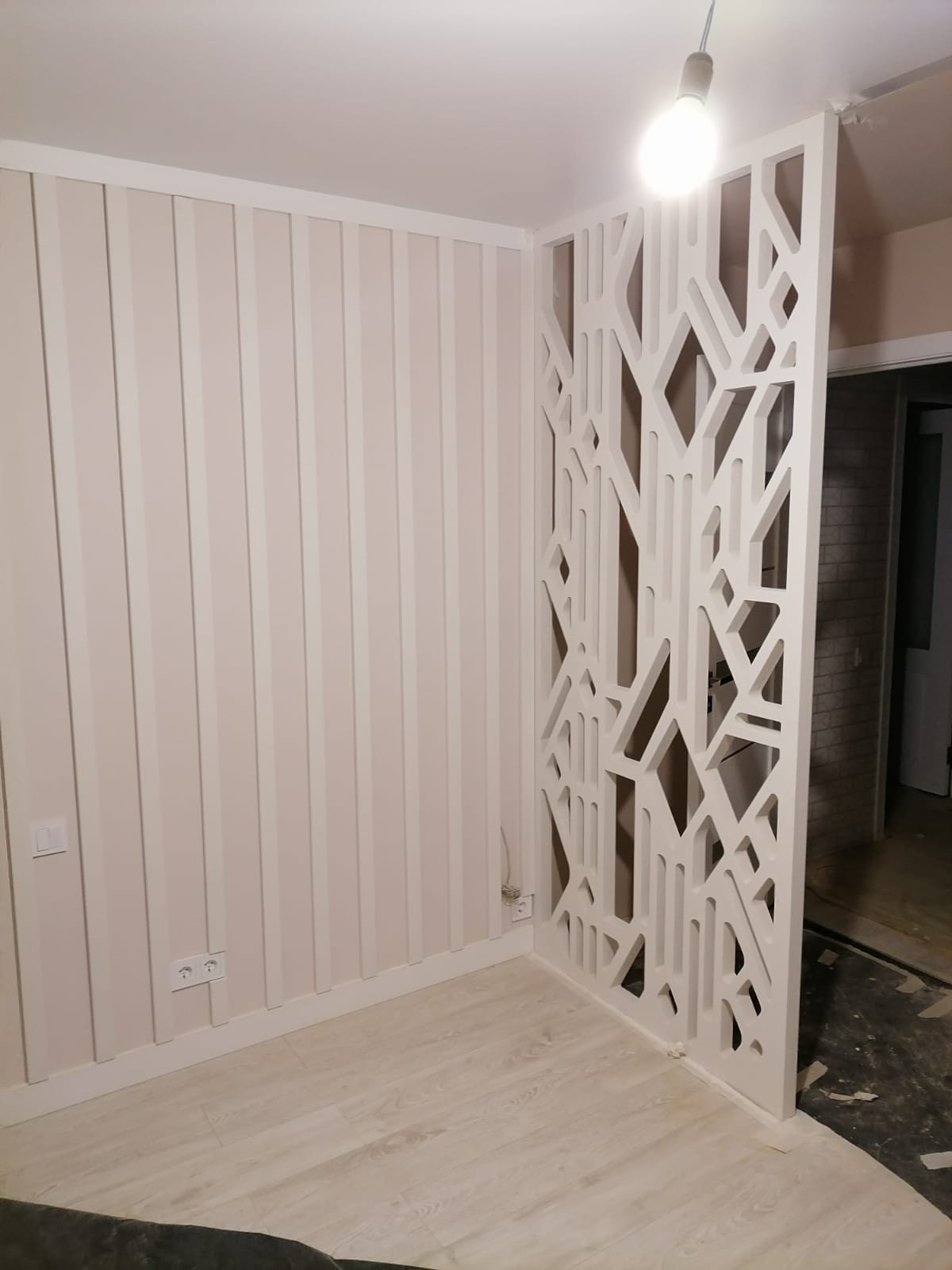 Обложка проекта: Спальня для девушки с использованием реек и перегородки