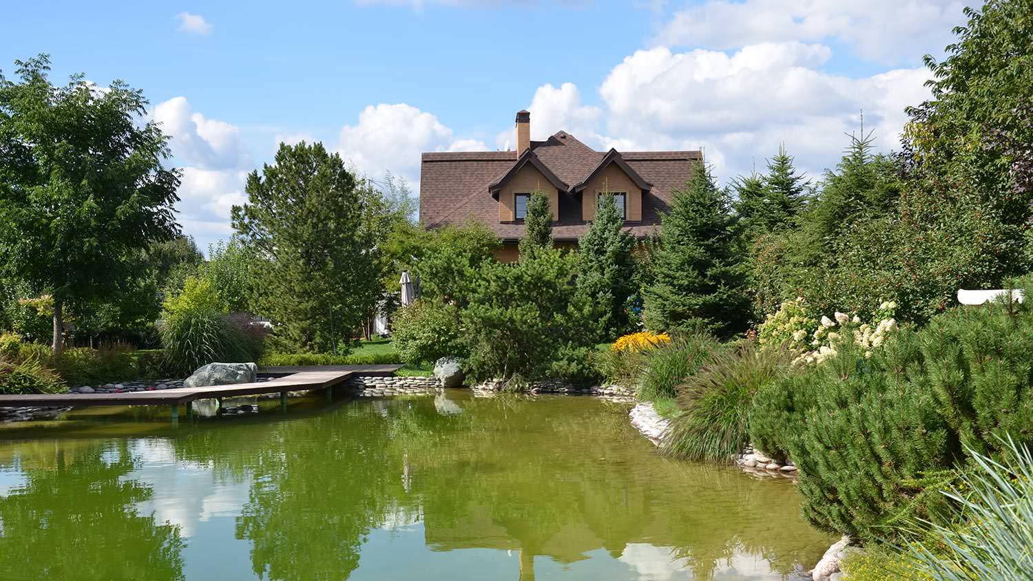 Ландшафтный сад с прудом в КП "Европа"