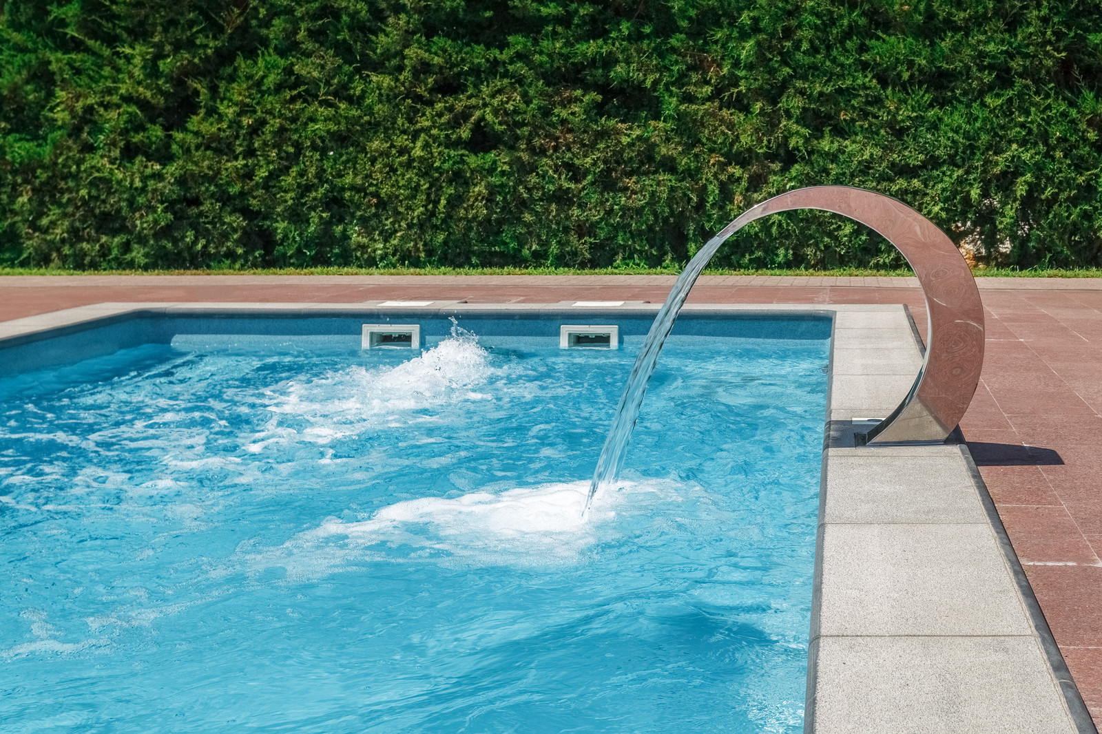 Композитный бассейн на территории частного дома.