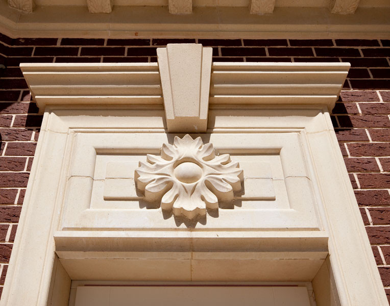 Комбинированная отделка загородного дома