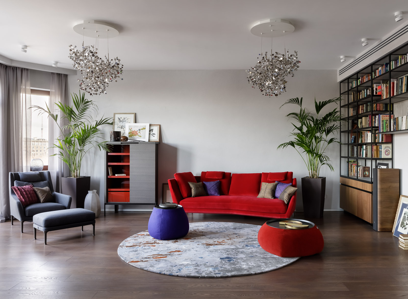 Проект недели: Красный диван и бетон вместо классики и пастели