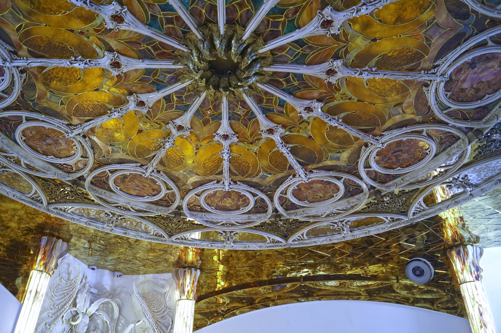 Подвесной витражный потолок и витражные колонны в проекте Алексея Коробки.