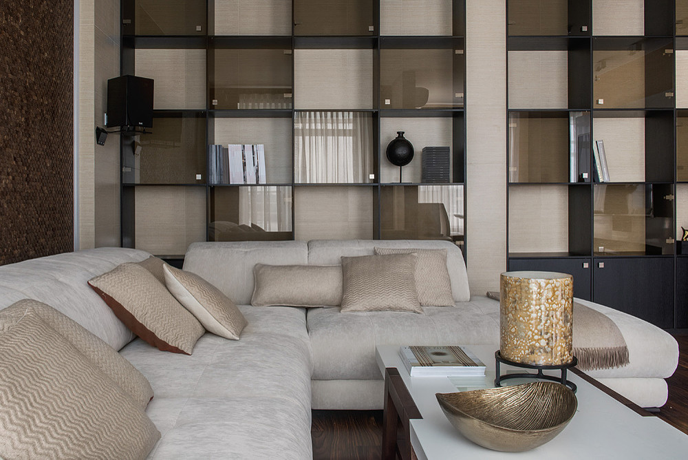 Современная квартира в Санкт-Петербурге с видом на озеро.