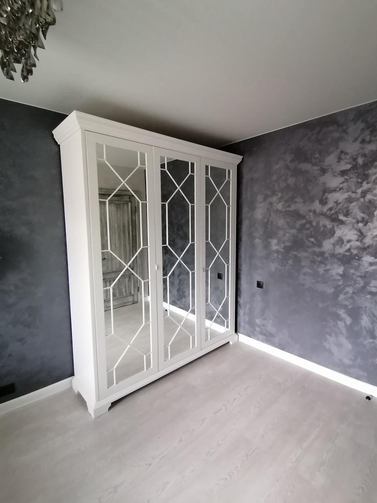 Белый шкаф с зеркалами и накладным декором