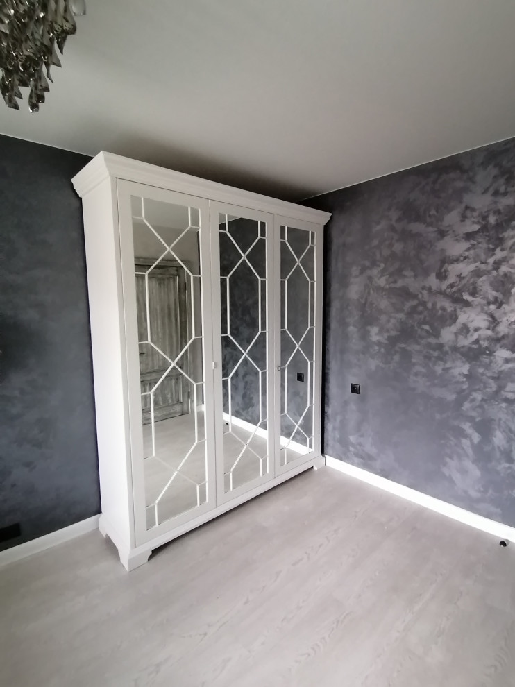 Белый шкаф с зеркалами и накладным декором