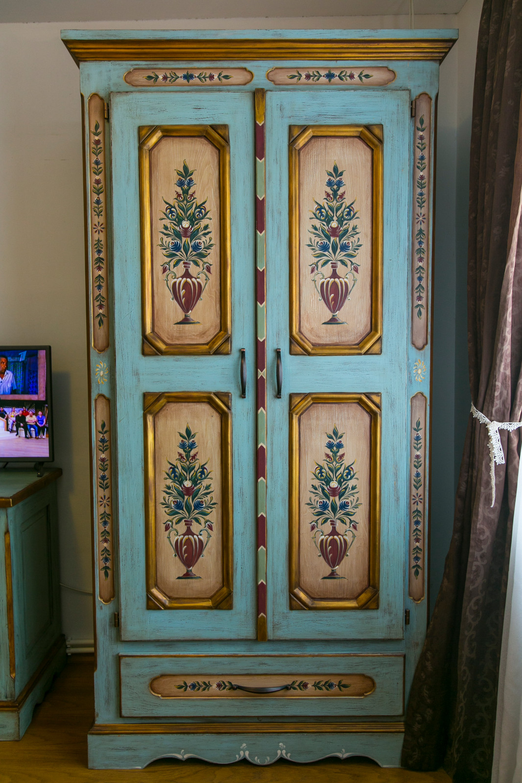 Роспись мебели в австрийском стиле