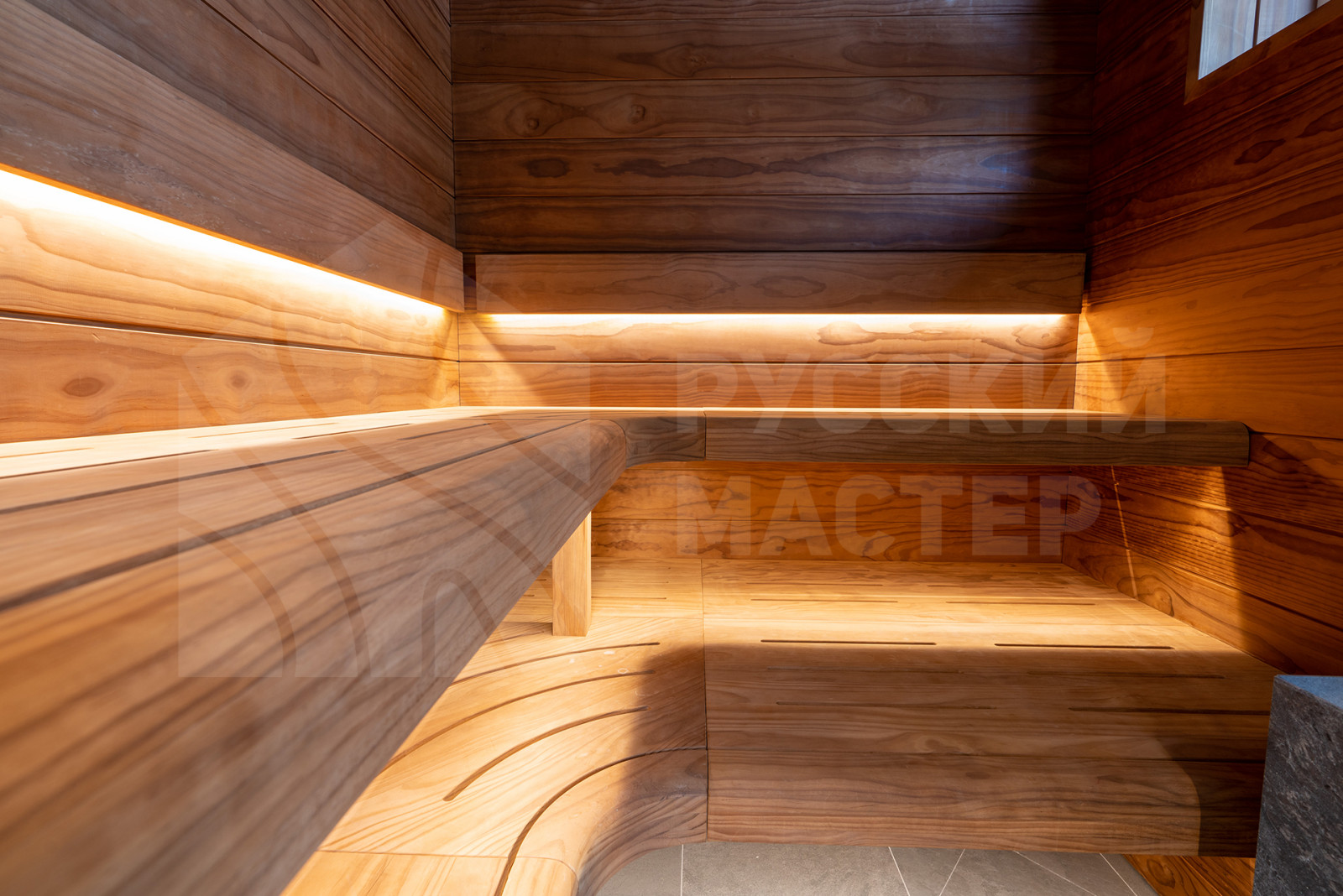 Сауна с изогнутыми полками из новозеландской сосны Pino Premio
