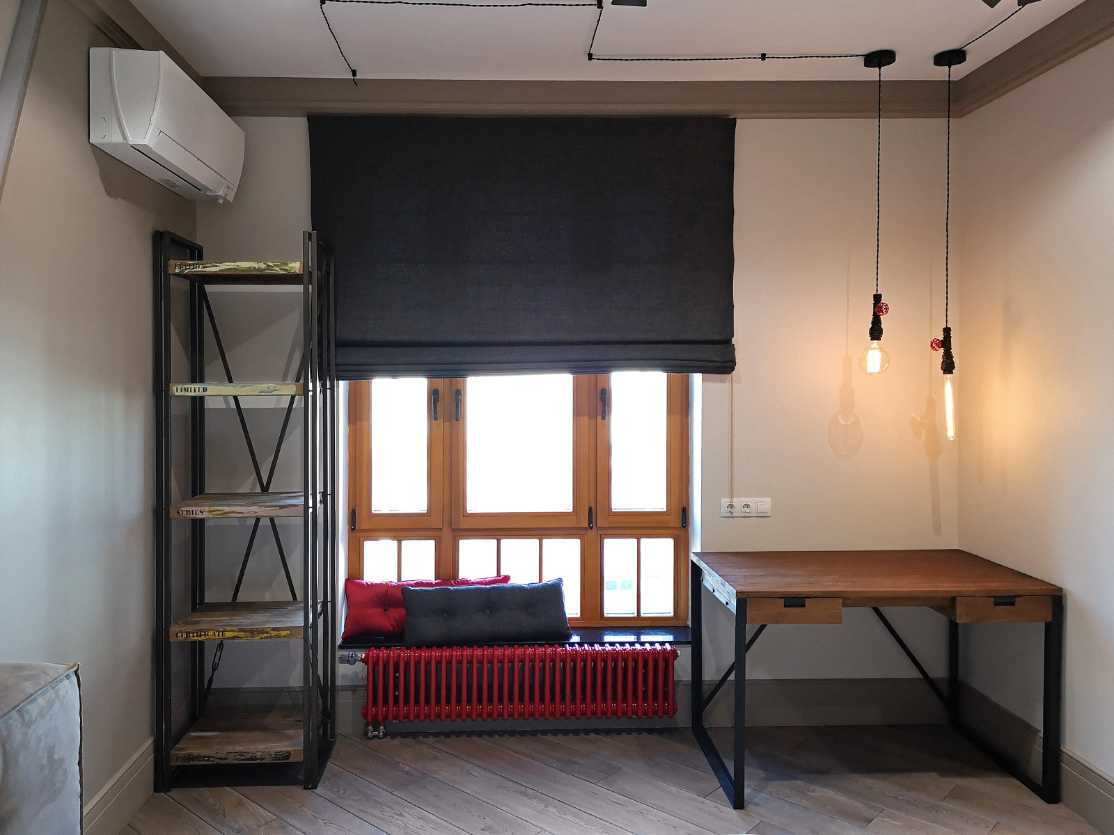 Комната подростка: красный в сером.