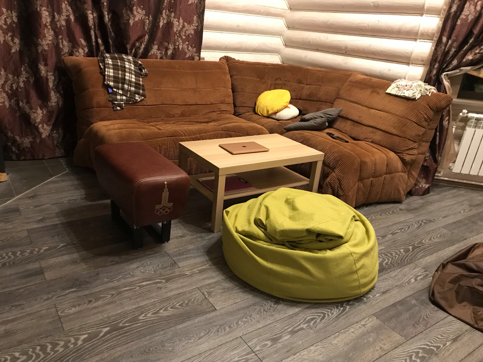 Обложка проекта: Старый гимнастический козлик превратился в стильный стул, и является ярким акцен