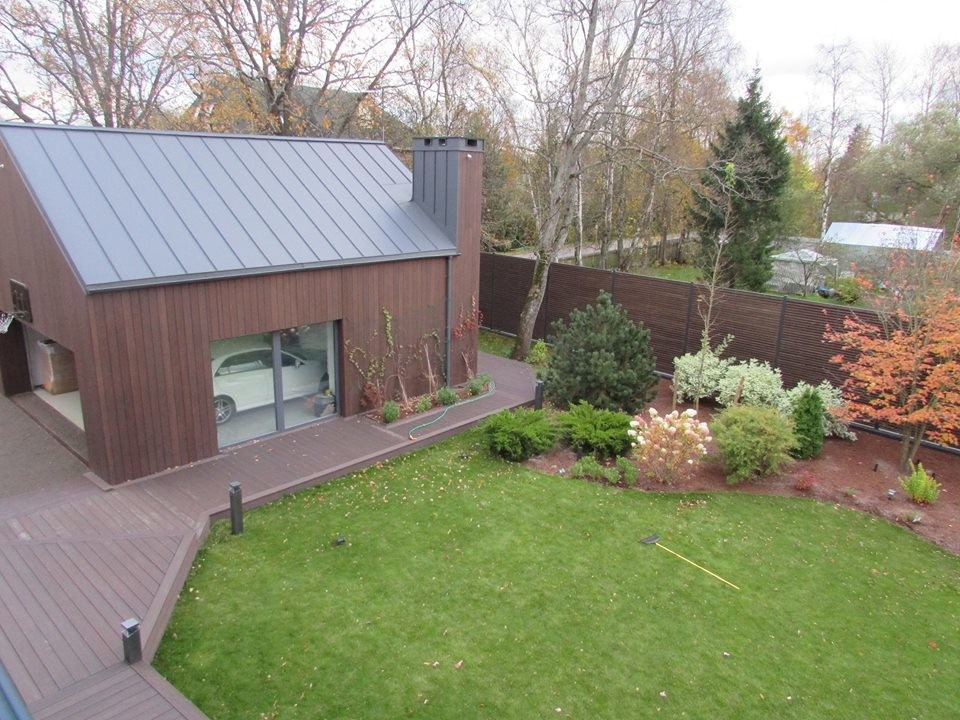 Маленький сад с большой поляной для игр