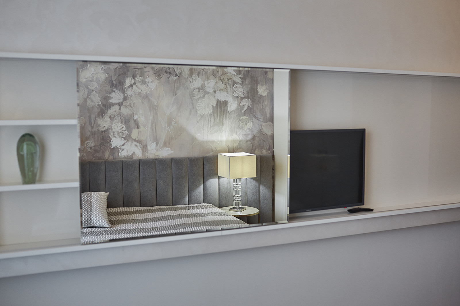 Обложка альбома: Полка-ниша для телевизора с зеркальной панелью