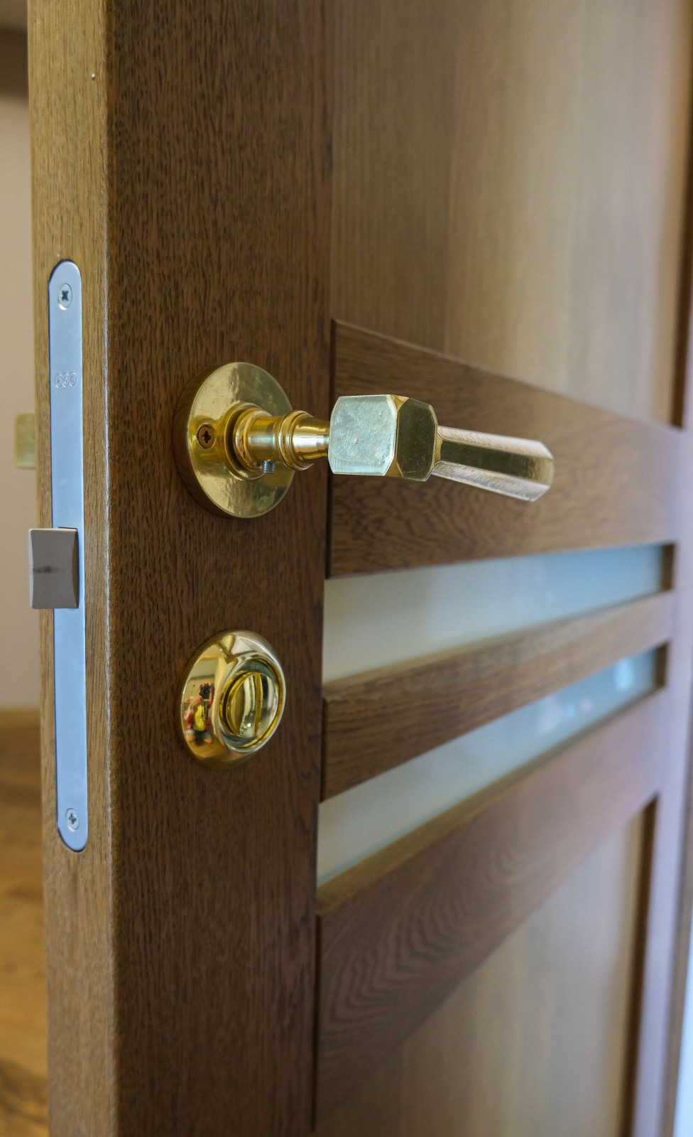 Деревянные современные окна для загородных домов