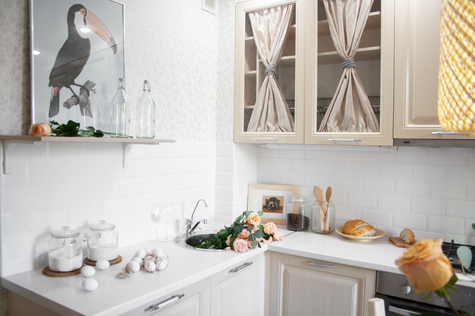 Освежающий и легкий интерьер кухни для семьи из двух человек