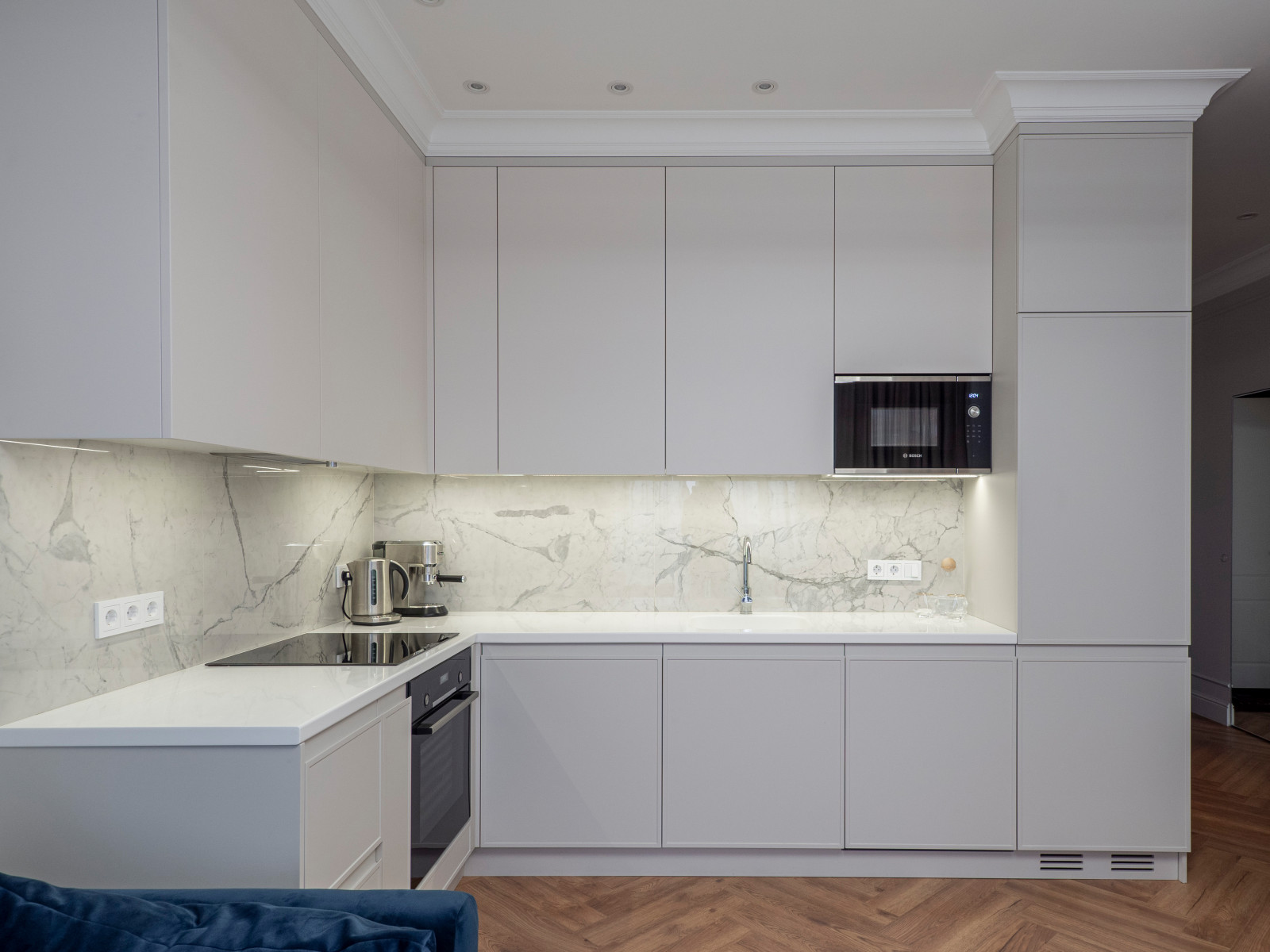 Белая кухня в стиле минимализм