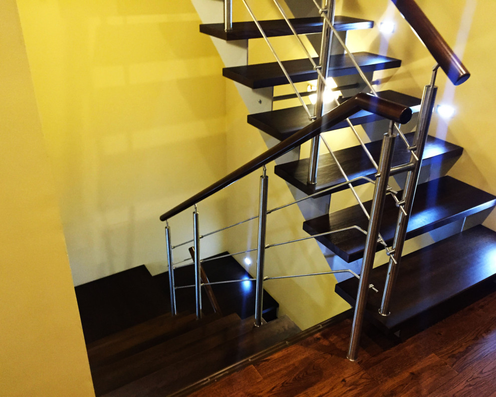 Лестница на параллельных косоурах с ограждением из нержавеющей стали