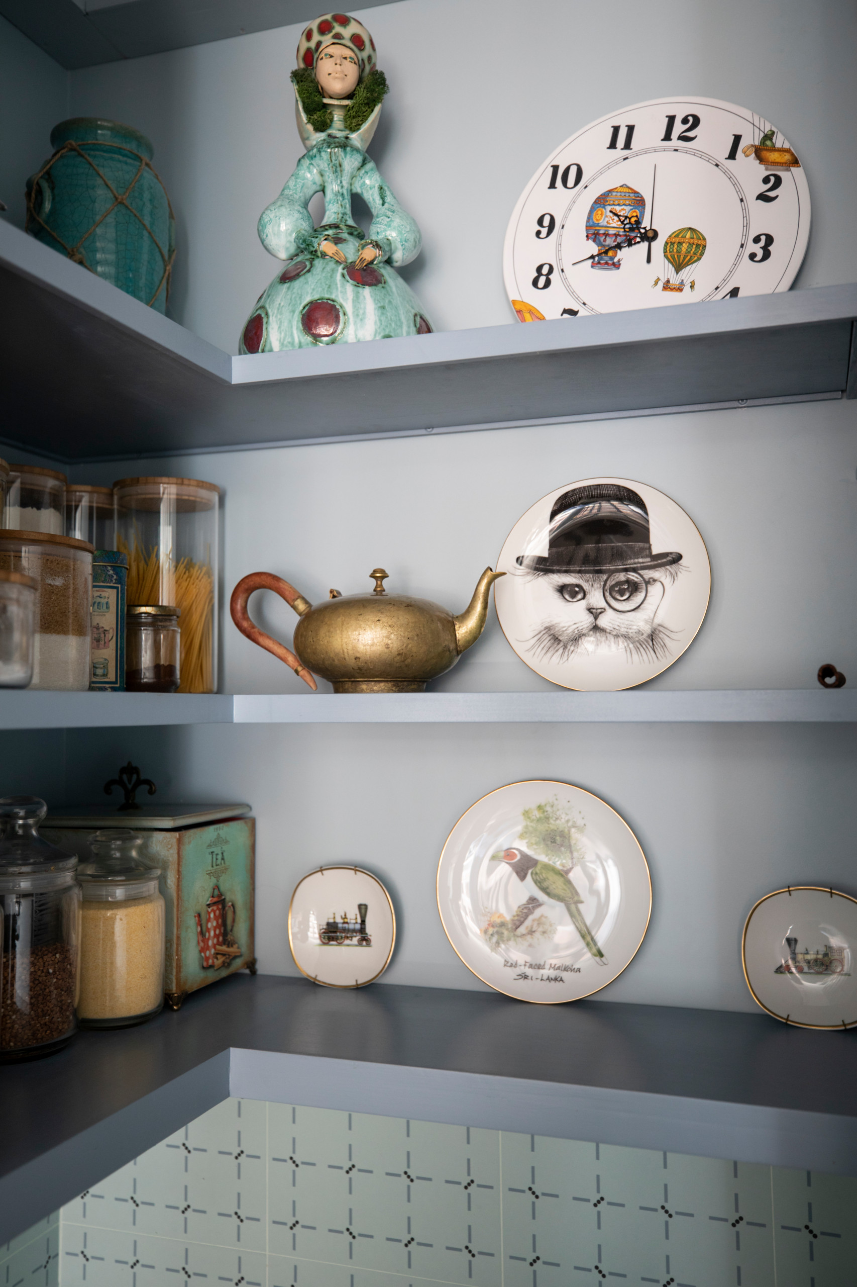 Проект недели: Синяя кухня с винтажными предметами и зайцем