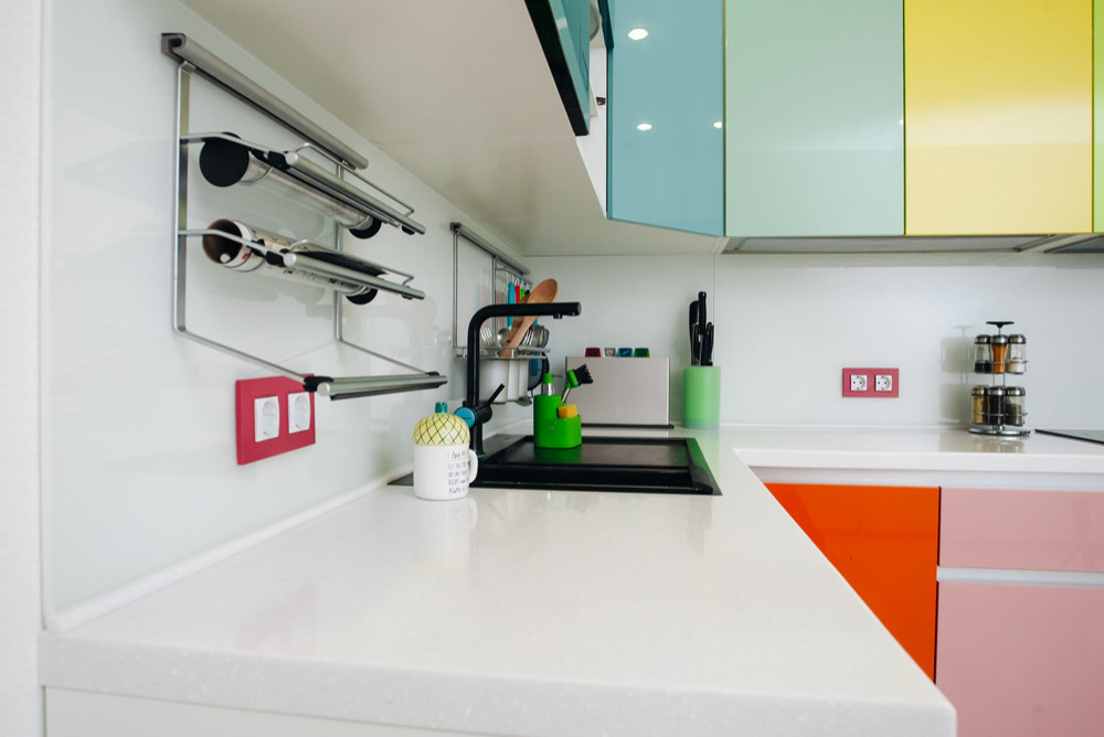 Кухня в стиле "colorful" с глянцевыми фасадами