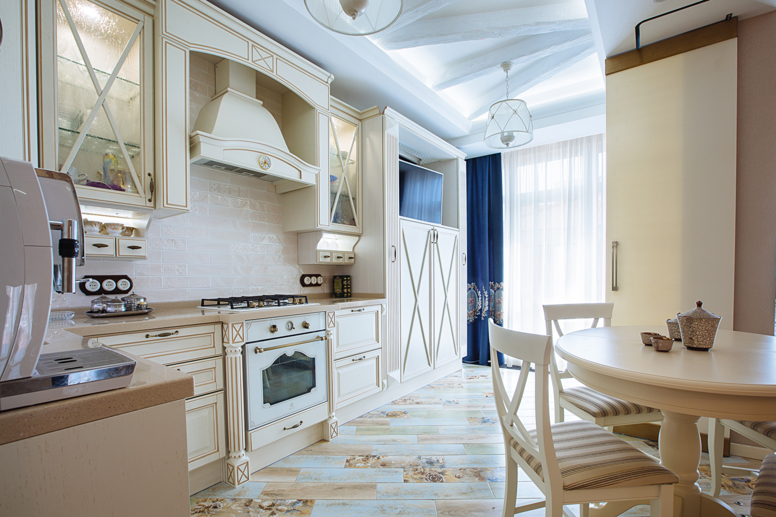 Современная интерпретация стиля "Шебби-шик" в двухкомнатной квартире на мансарде