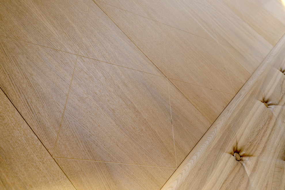 Кровать и панно из массива дуба