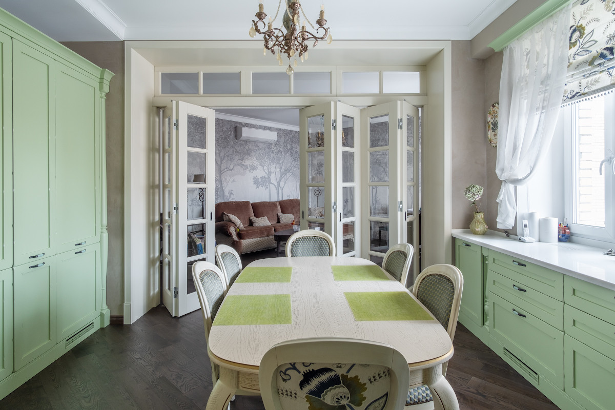 Интерьер с дверью-книжкой