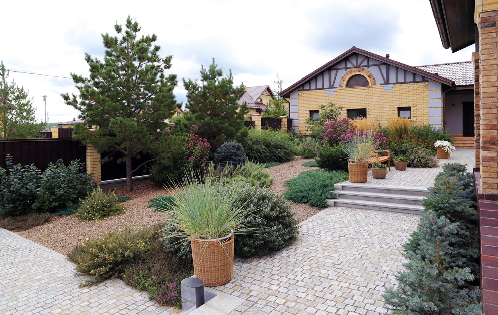 Элимус песчаный в плетеных корзинах и другие сизоватые и серебристые растения