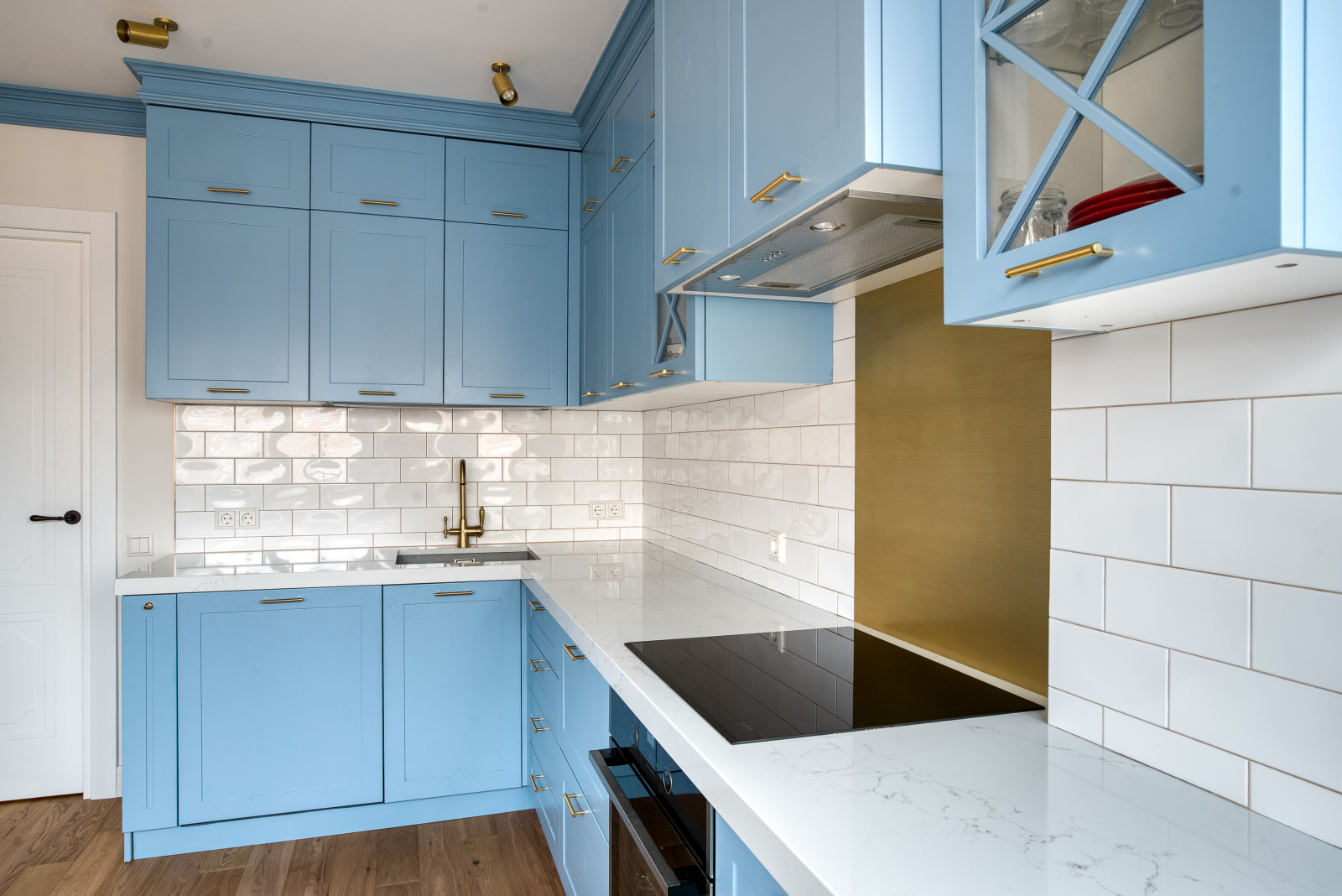 Проект угловой кухни в стиле неоклассика