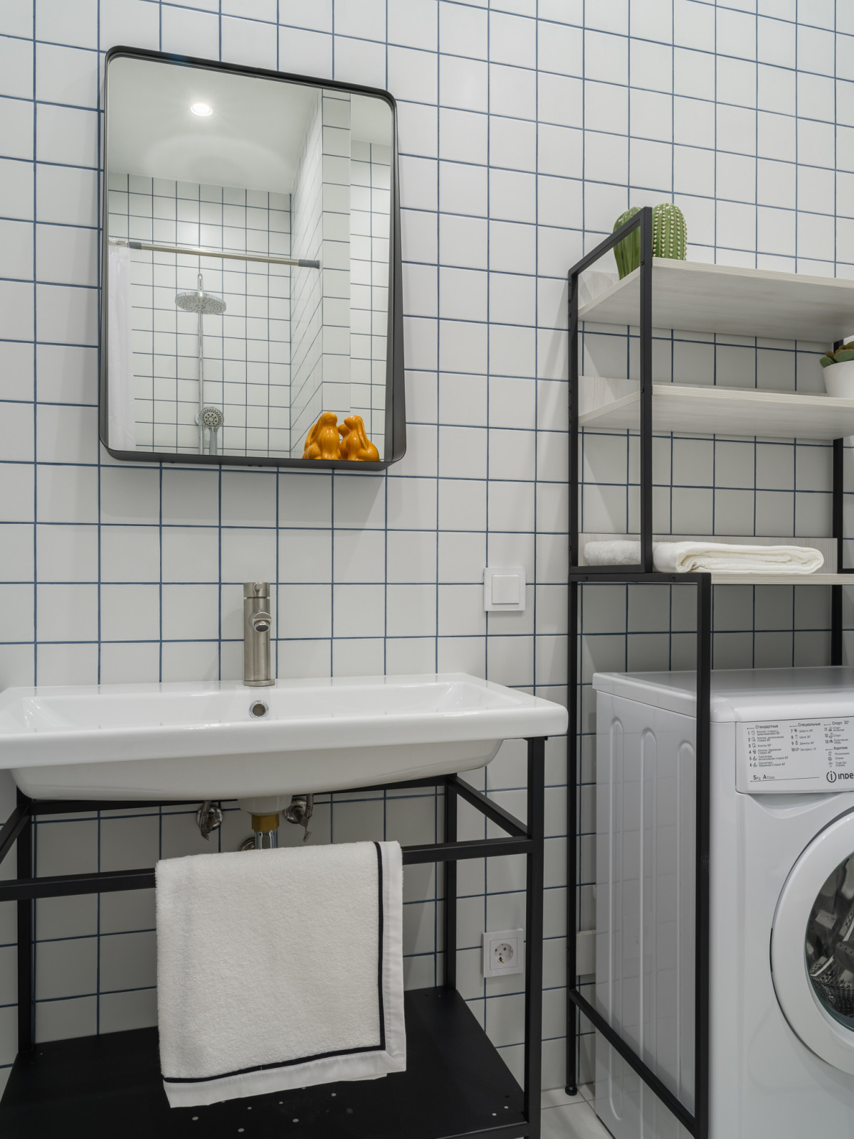 Небольшая яркая квартира